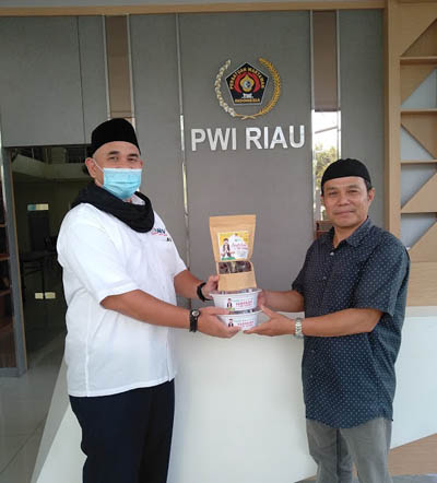 PWI Riau Peduli Mulai Distribusikan 1 Ton Kurma untuk Masjid dan Musala
